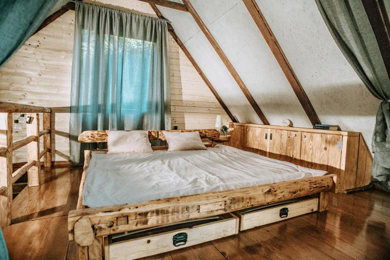 Koliba Šume Pjevaju - robinzonski smjestaj, struja 12 V, voda iz cisterne, Mrkopalj, Croatia