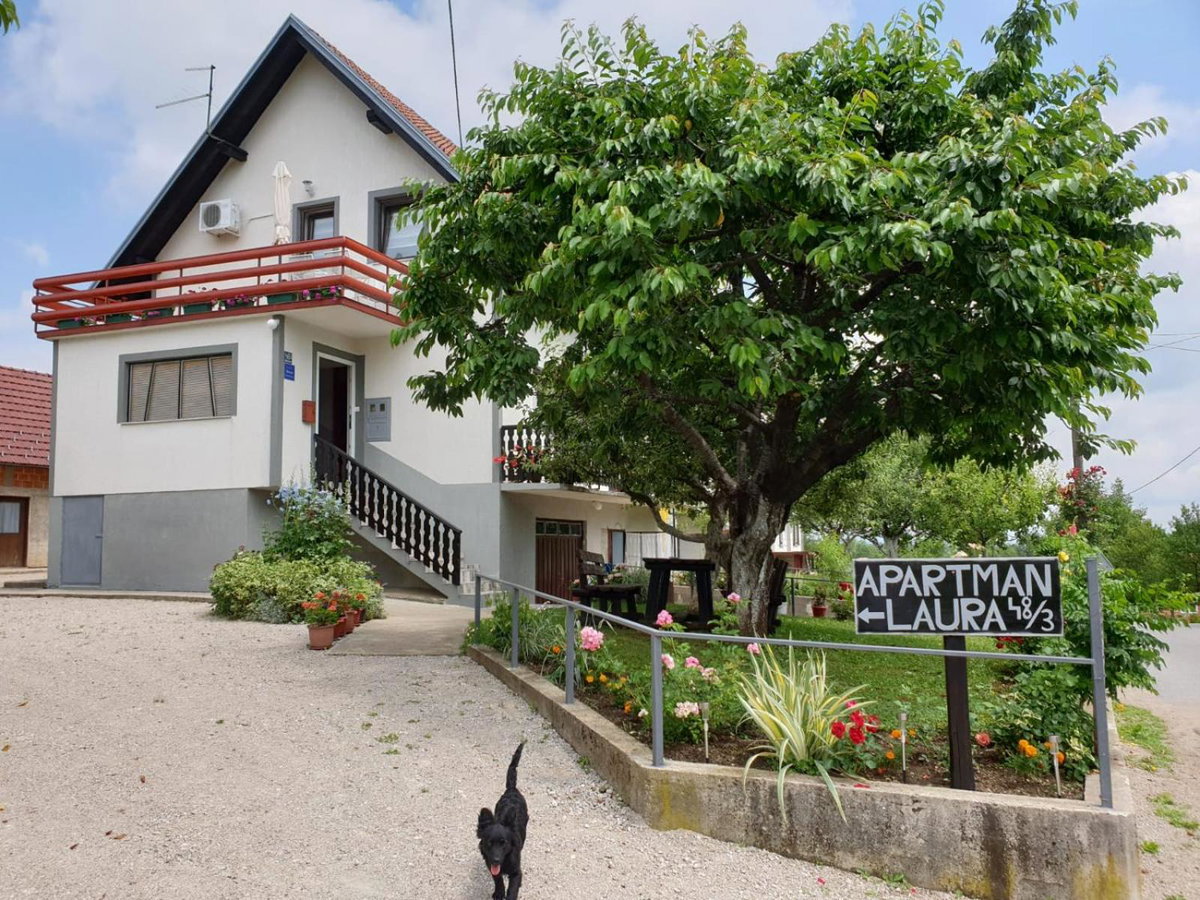 Hotel · Apartman Laura, Smoljanac