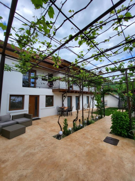 Casa Din Sat, Eşelniţa, Romania