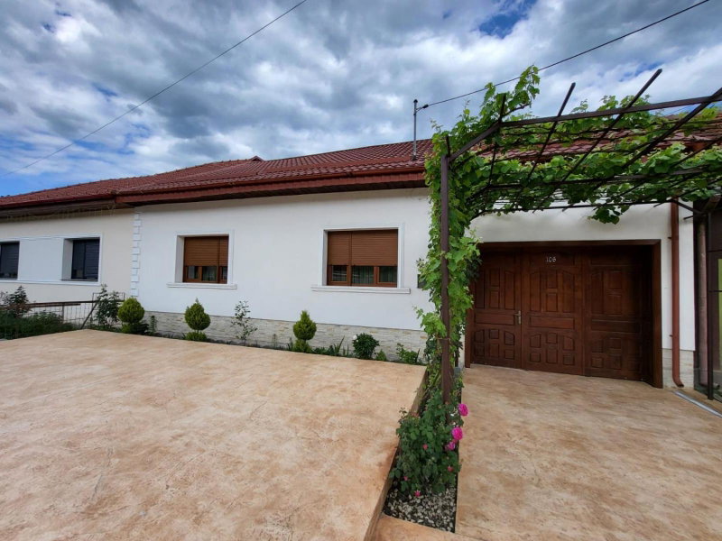Casa Din Sat, Eşelniţa, Romania