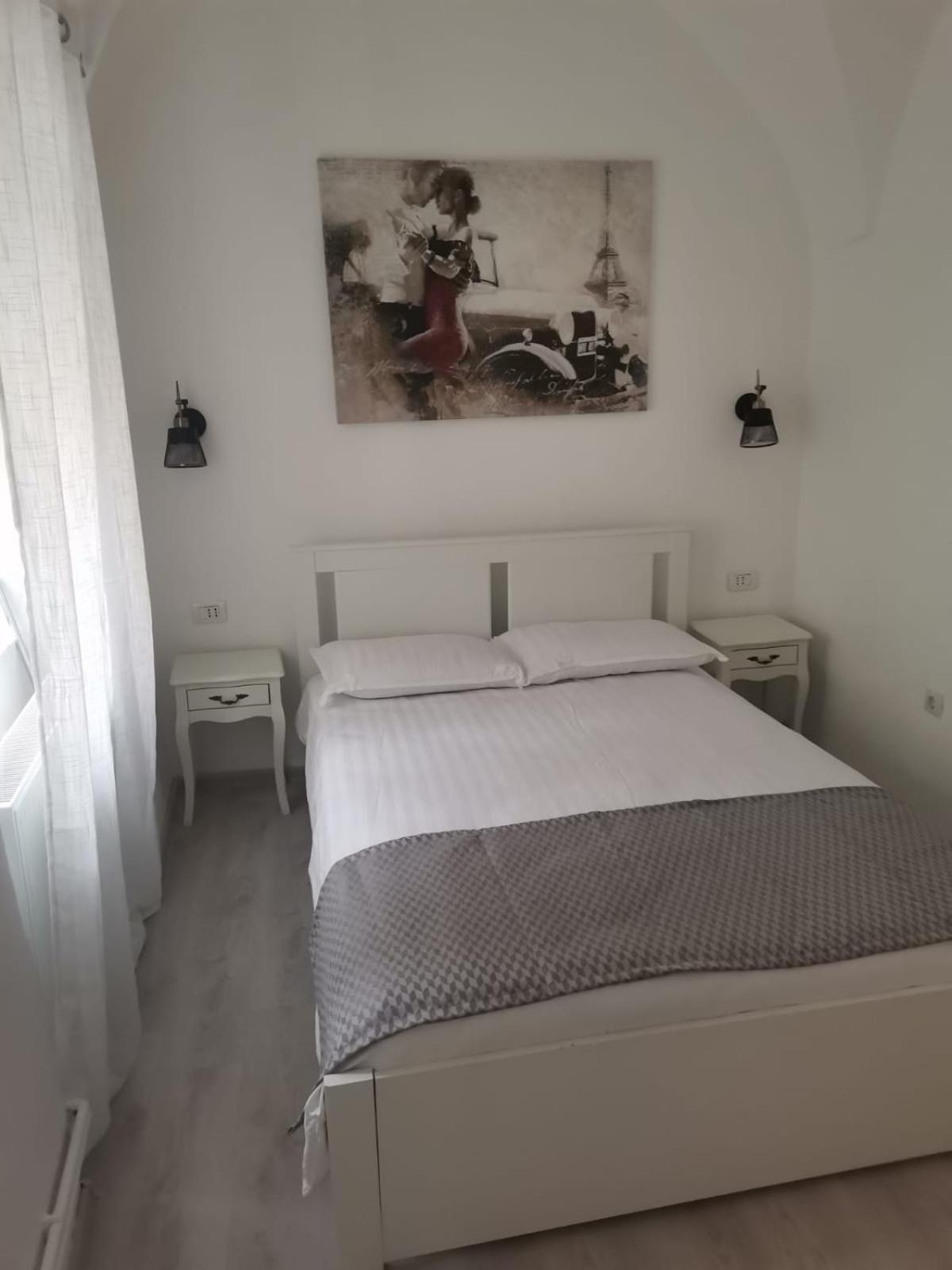 Garsoniera Vivere, Romania