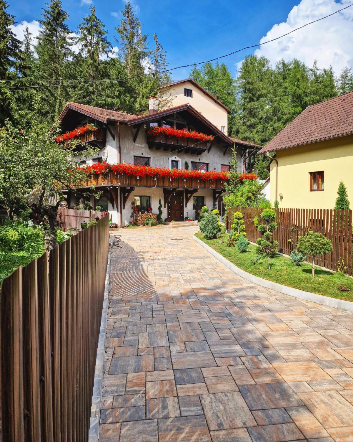Amor Tirol Bușteni, Roumanie