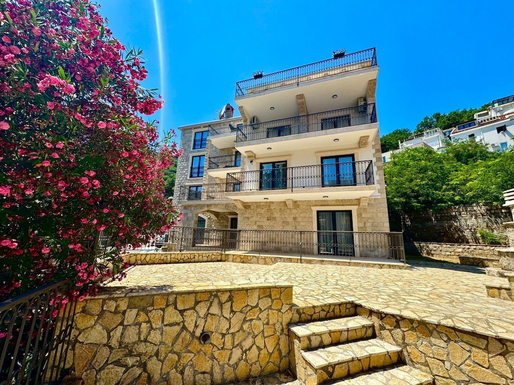 Sunny Bay Apartments, Montenegro