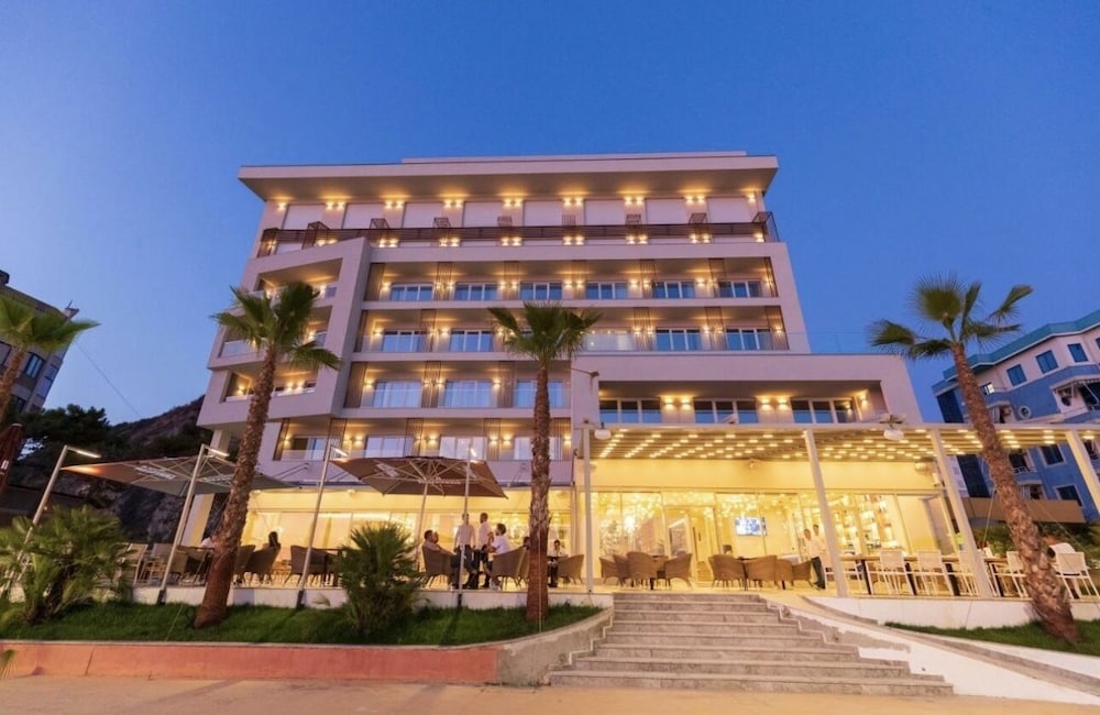 Hotel · AMR Hotel, Rrashbull