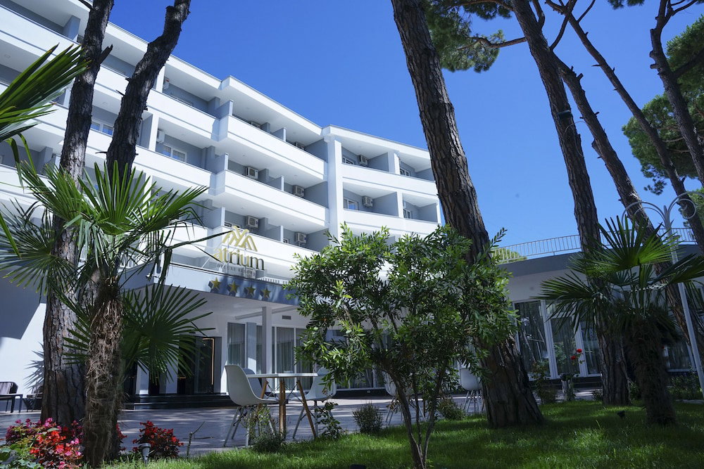 Hotel · Atrium Deluxe Resort, Golem