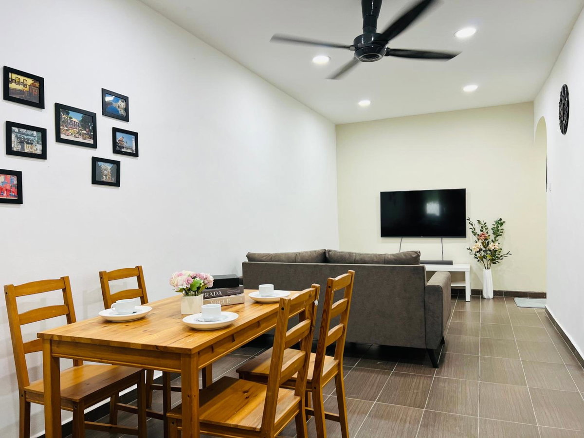 Hotel · 3 bedroom landed beside Jonker Taman Kota Laksamana 150A by Myplace, Melaka