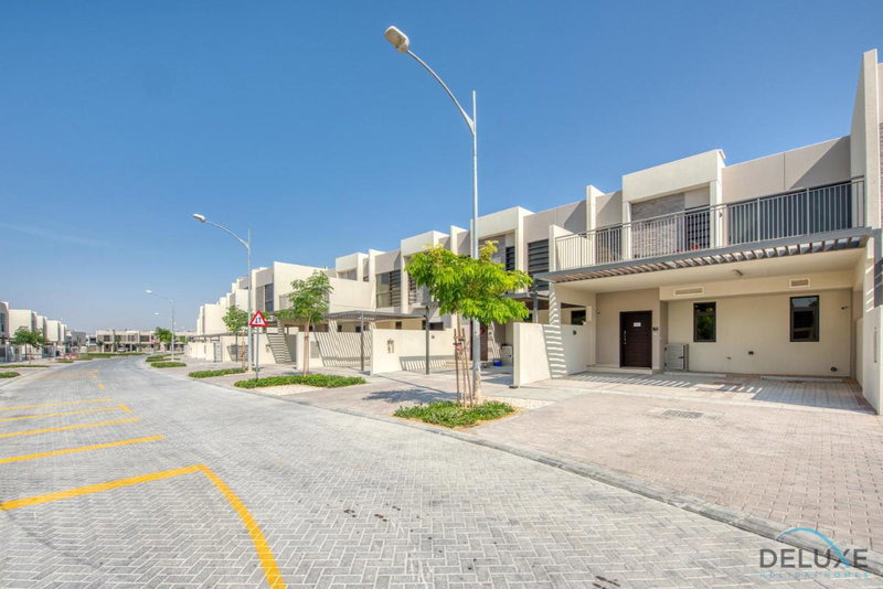 Captivating 3BR Townhouse at DAMAC Hills 2 Dubailand By Deluxe Holiday Homes, Dubai, United Arab Emirates