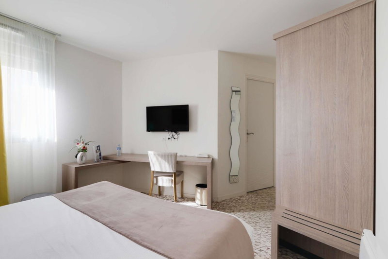 Brit Hotel Alghotel, Cancale, France