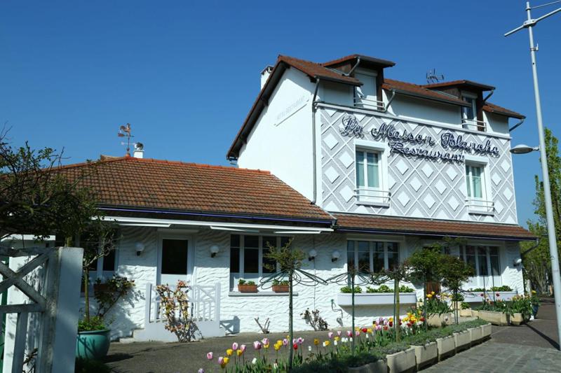 Hotel · Hôtel Restaurant Maison Blanche, Rungis