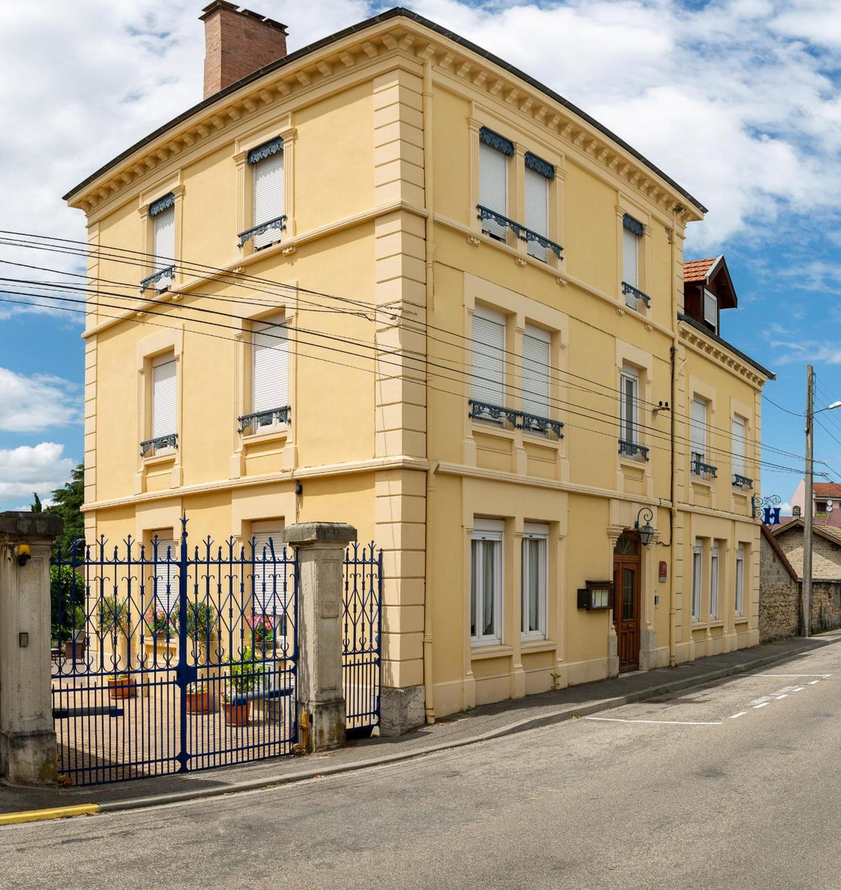 Hotel · Hotel des Dauphins, Bourgoin