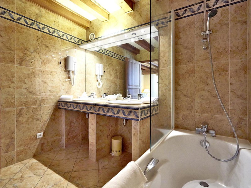 Kyriad Saumur Hyper Centre Hôtel, Appartements, Séminaires et SPA soins Sothys Paris, Saumur, France