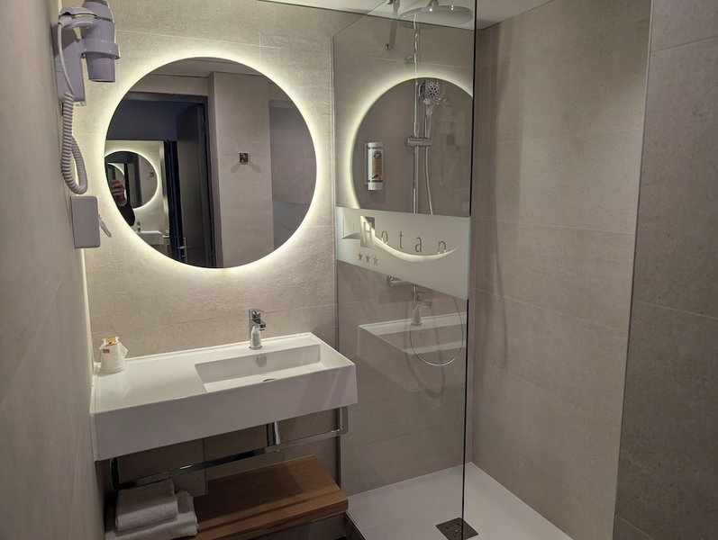 Hôtel L'Hotan, Portet-sur-Garonne, France