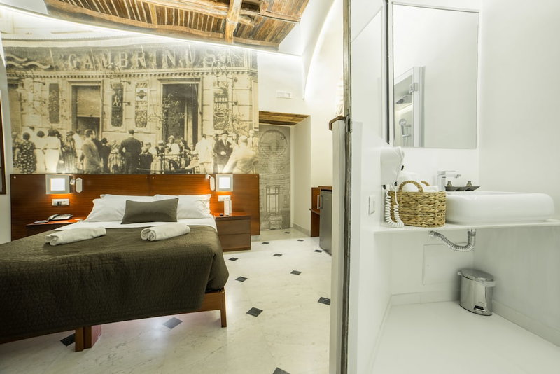 Napoli Chiaia 32 Deluxe Residence, Naples, Italy