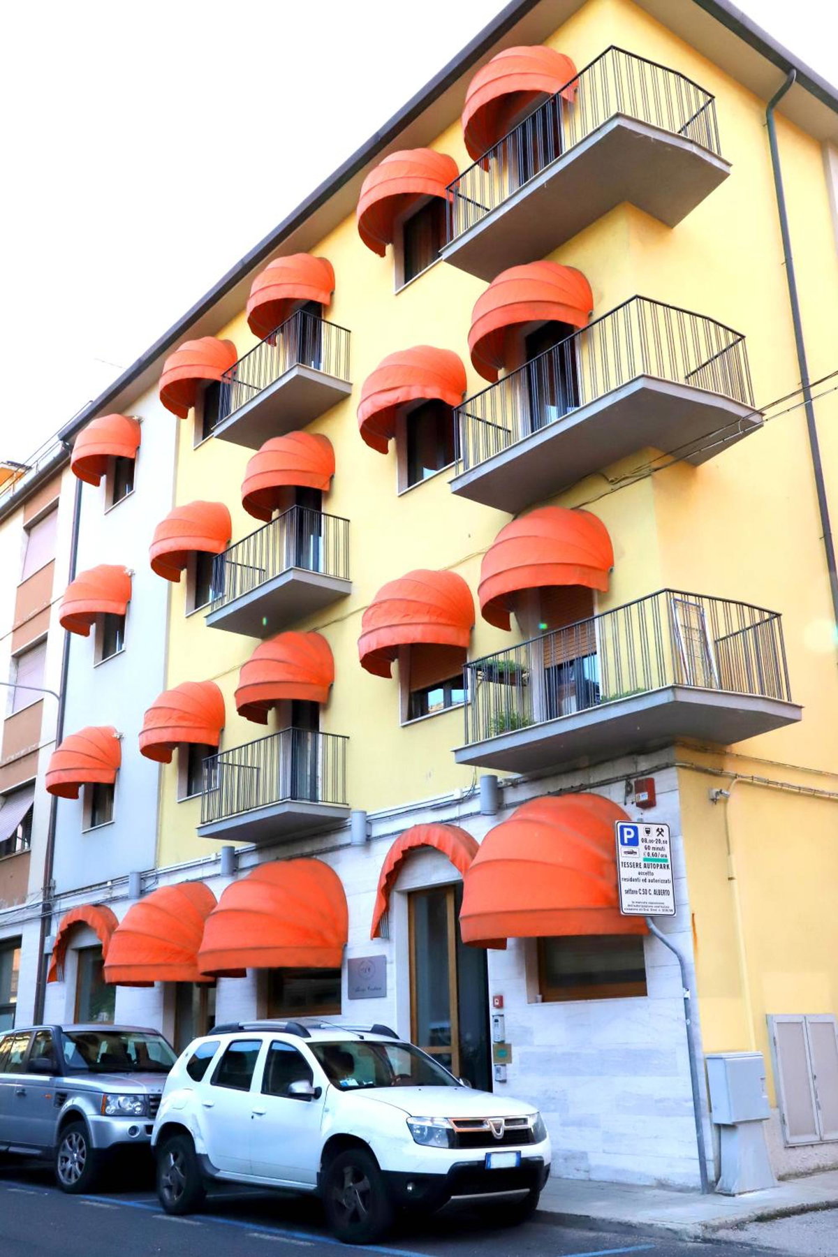 Albergo Cantiani, Italia