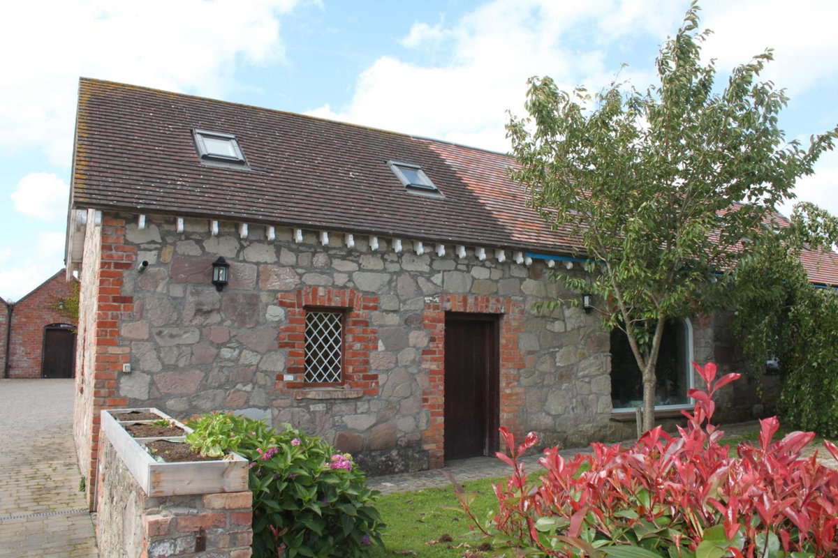 Hotel · Clenaghans, Moira