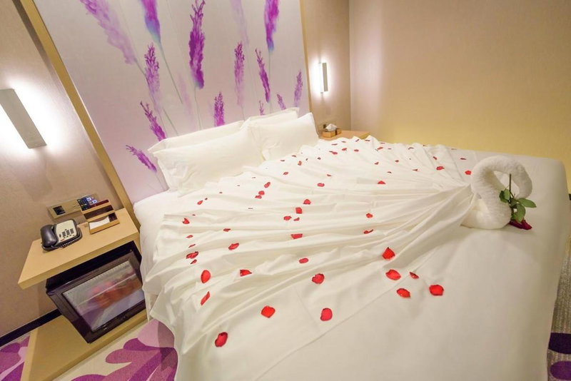Lavande Hotel Haining Leather City Yintai Branch, Jiaxing, China