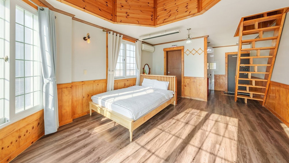 Hotel · Geoje Come and Stay Pension, Geoje