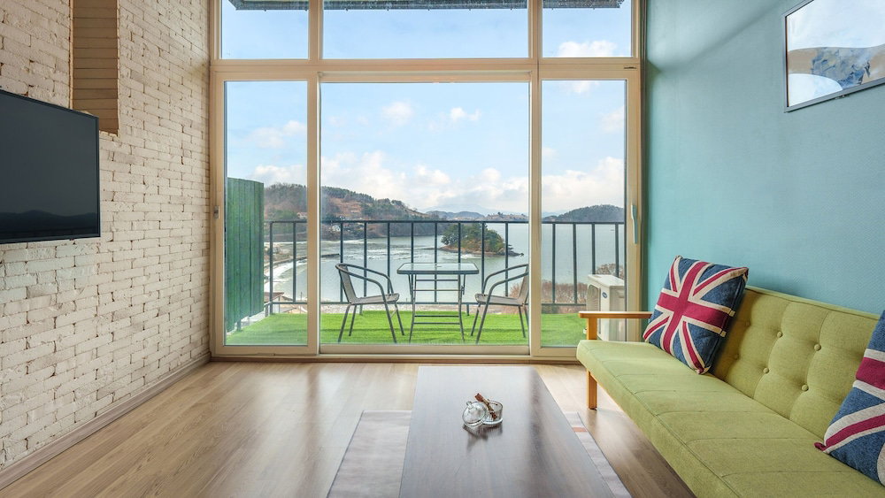 Yeosu Island Pet Pension, South Korea