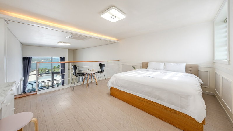 Yeosu Wellstay Pool Villa, Yeosu, South Korea