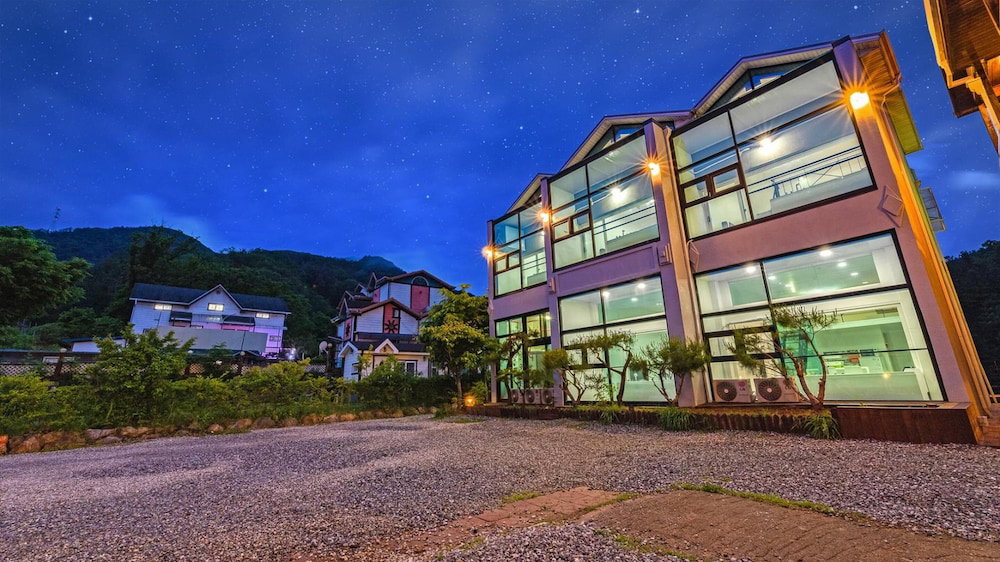 Hotel · Gapyeong Shiny Pension, Gapyeong