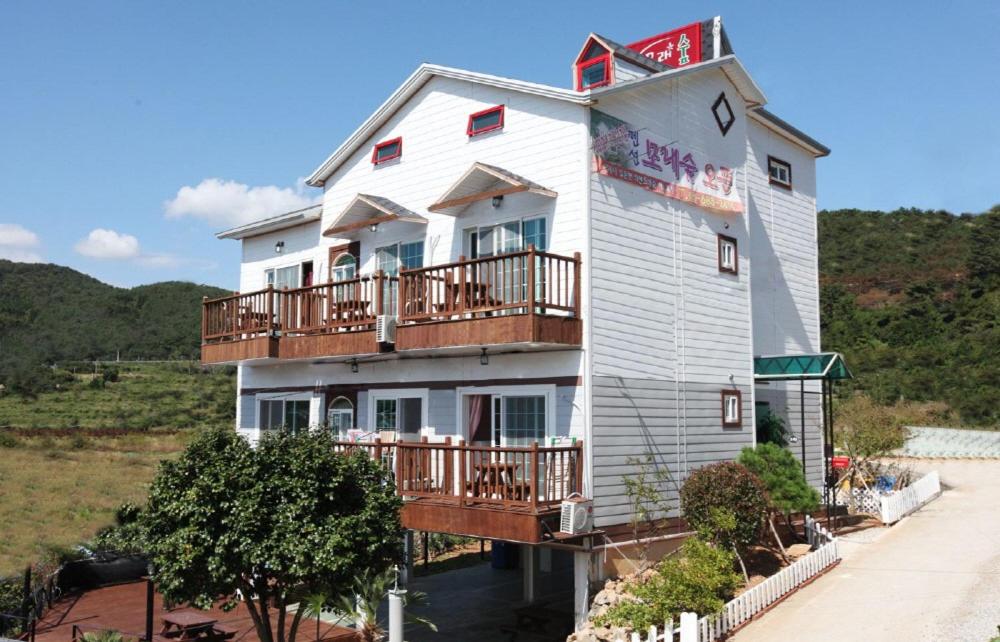 Hotel · Geojae Moraesoop Pension, Geoje