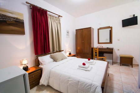Agarathos Rooms & Pool Kaliviani -On the road to Balos, Kissamos, Greece