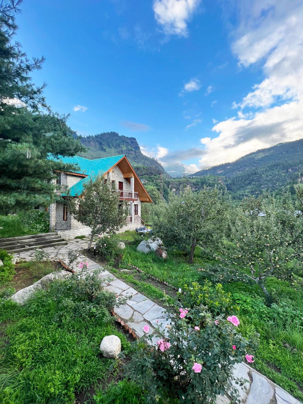 Molly's Cottage, Индия