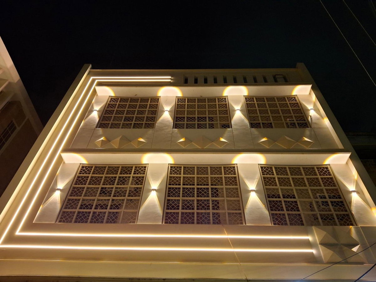 Shri Niwaas Guest House - Varanasi, Forěigners Choice, Fully Air Conditioned Rooms with Parking Availability on site, Near to Dasashwamedh ghat and Assi Gh, India