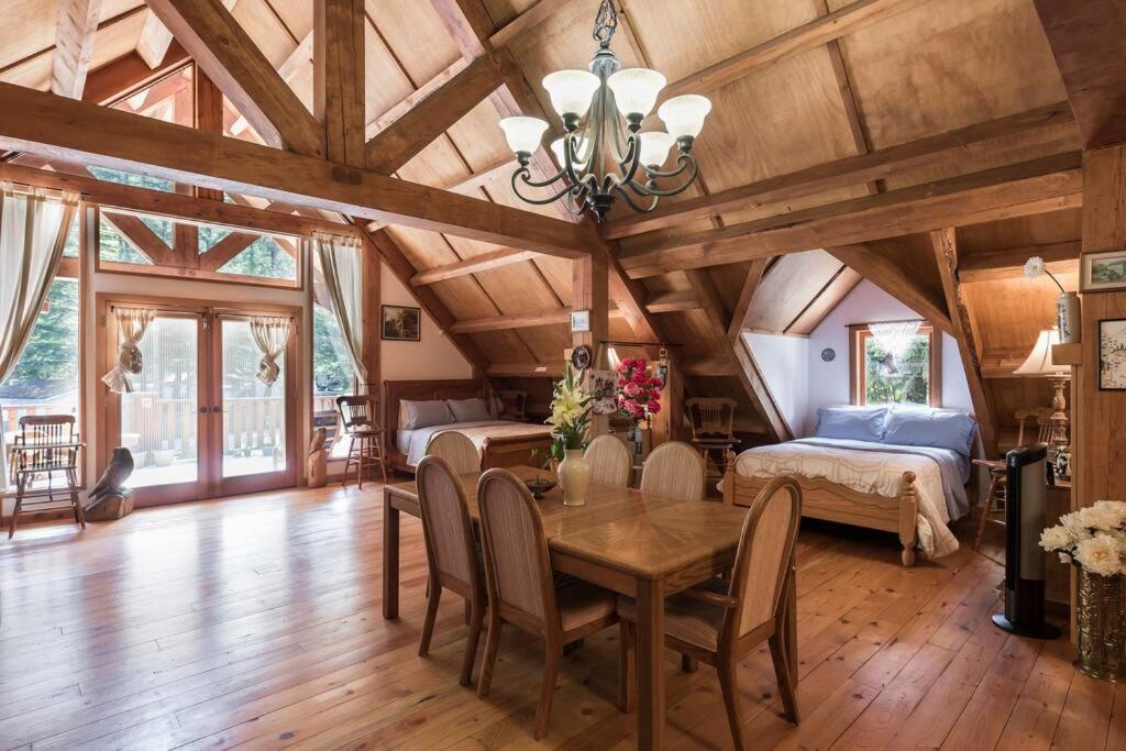 Owl Street Lodge, Canada