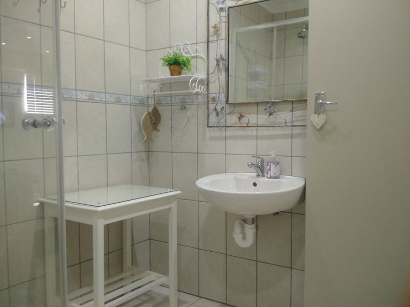 Bay Breeze Guesthouse Selfcatering, Gordonʼs Bay, South Africa