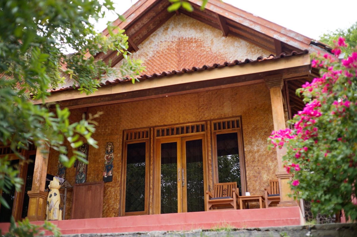 Yut's Inn Flower Paradise Gili Gede, Indonesia