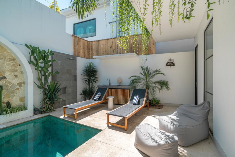 Casa Embra - Charming 4BR Villa in Berawa, 5 mins to Beach!, Canggu, Indonesia