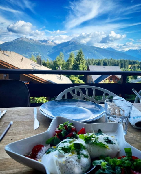 Window on Crans Montana, Appartement avec vue sur les Alpes, Crans-Montana, Switzerland