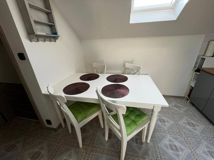 Hotel · Příjemný podkrovní byt s parkováním na pozemku., Tršice