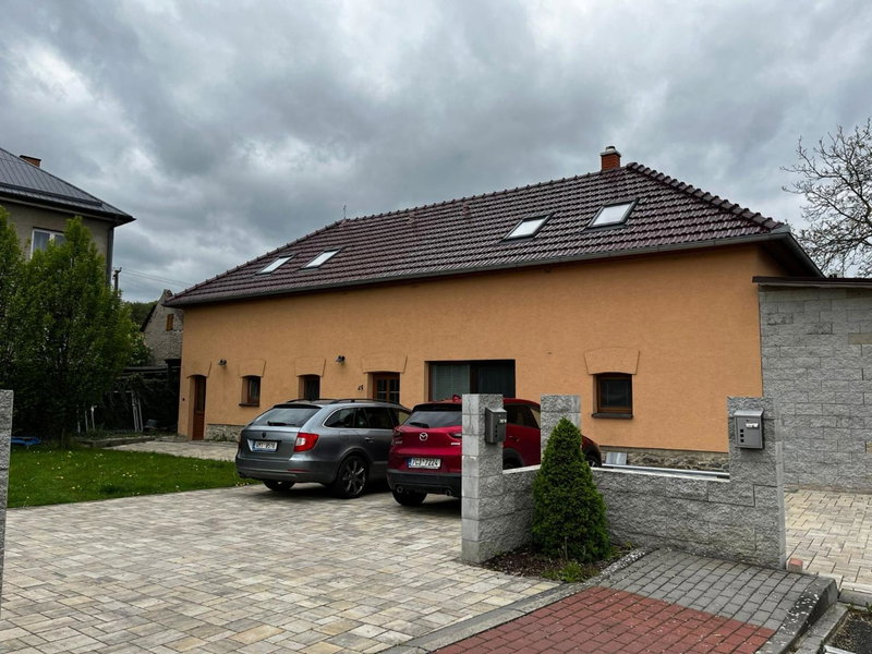 Příjemný podkrovní byt s parkováním na pozemku., Tršice, Czechia