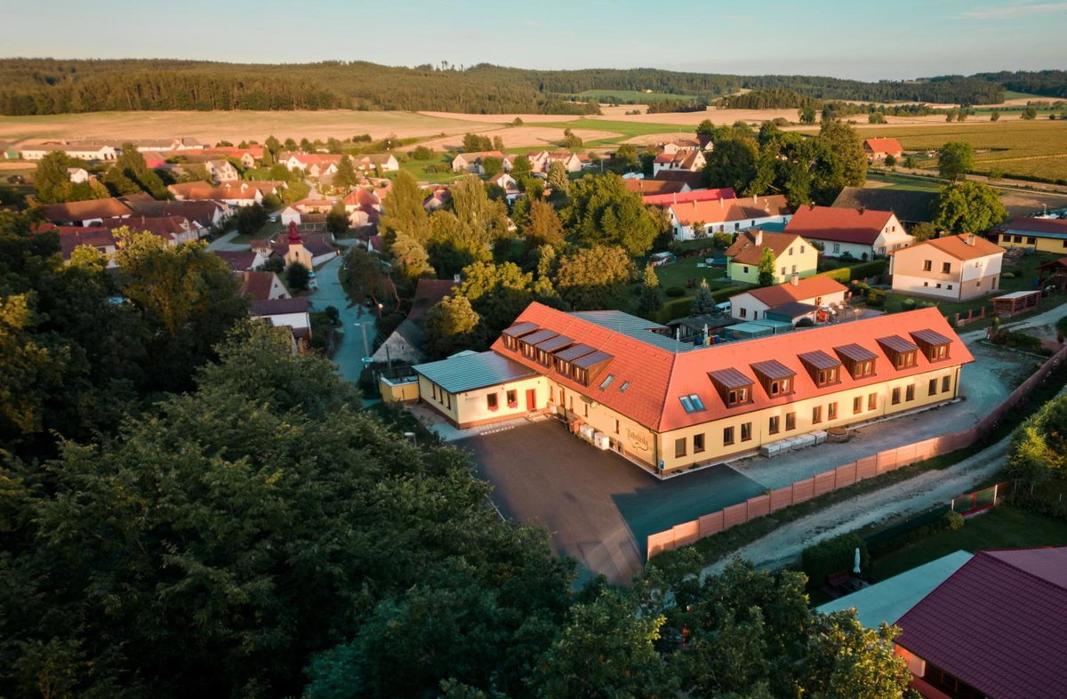 Hotel · Penzion a restaurace Zlatovláska u zámku Červená Lhota, Jižná