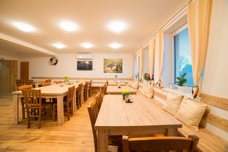 Penzion a restaurace Zlatovláska u zámku Červená Lhota, Jižná, Czechia