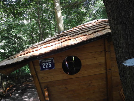 Treehouse v Brdech, Bohutín, Czechia