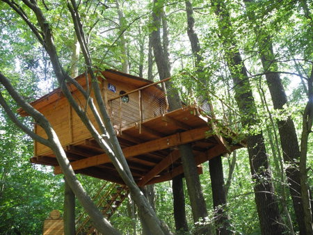 Treehouse v Brdech, Bohutín, Czechia