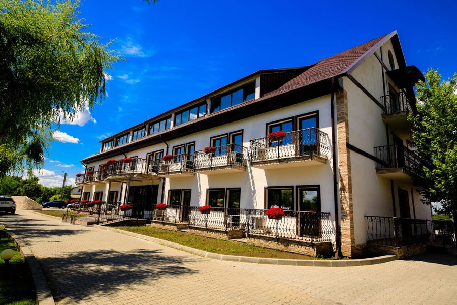 La Casa cu Stuf, Baldovineşti, Romania