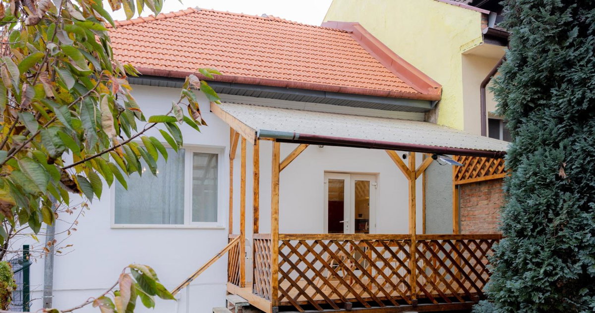 Homey Luxury- entire house, free parking, yard, Румыния