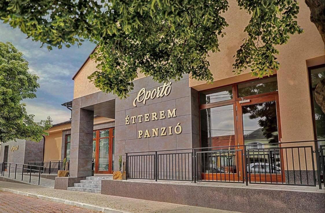 Oportó Panzió, Hungary