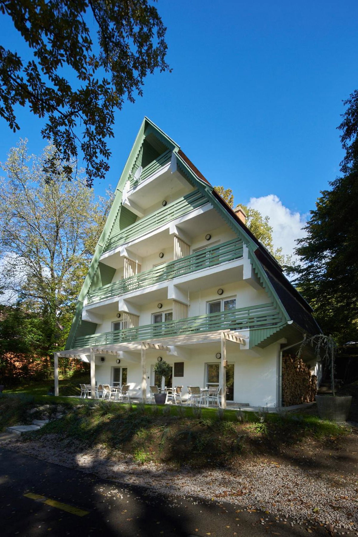 Hotel · Zöld Béka Vendégház, Komló