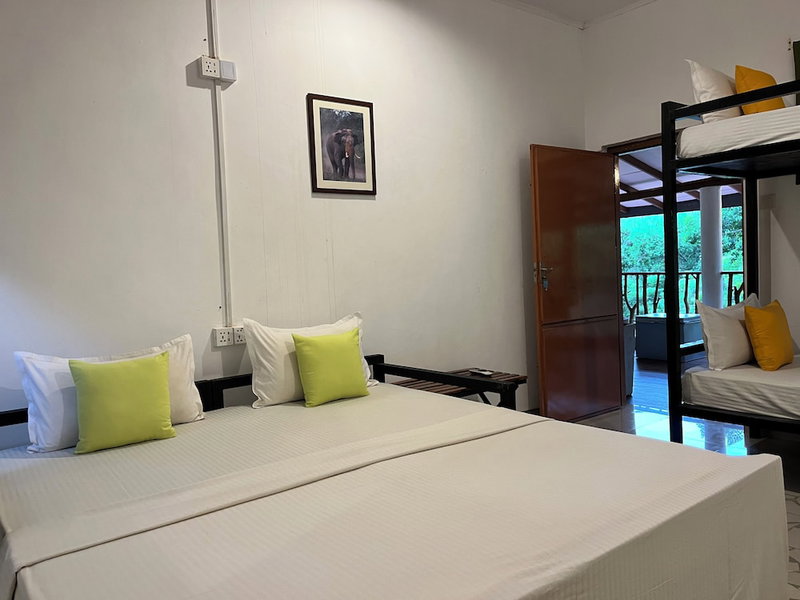 Funky Leopard Safari Lodge Bordering Yala National Park - Hostel, Kataragama, Sri Lanka