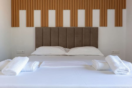 Mece Apt, Sarandë, Albania