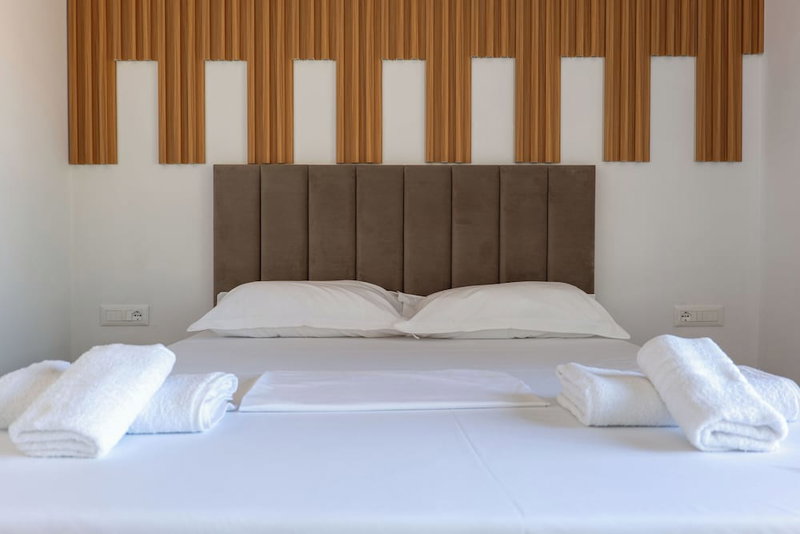 Mece Apt, Sarandë, Albania