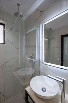 Mece Apt, Sarandë, Albania
