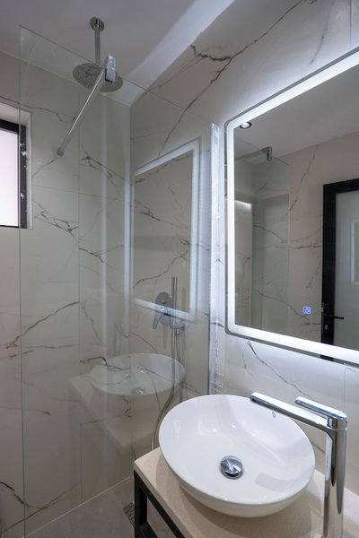 Mece Apt, Sarandë, Albania