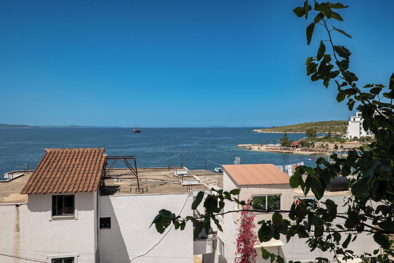 Mece Apt, Sarandë, Albania