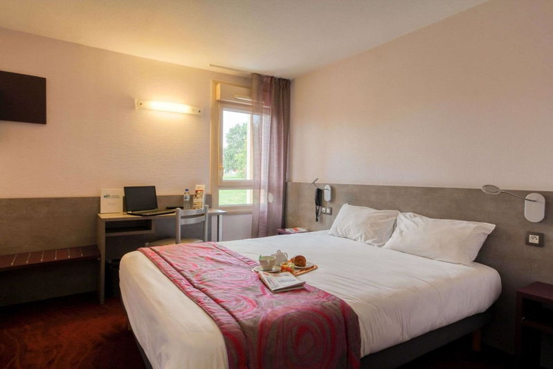 Brit Hotel Les Evens, Saint-Saturnin, France
